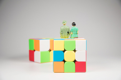 彩色的魔方和两个小人