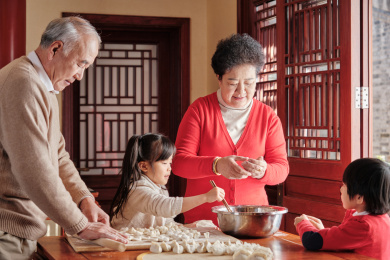 春节东方人像一家人一起包饺子