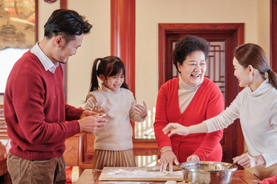 春节东方人像一家人一起包饺子