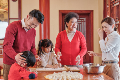 春节东方人像一家人一起包饺子