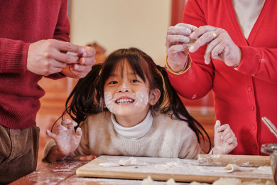春节一家人包饺子