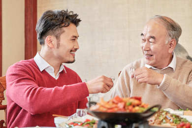 东方人像春节一家人吃团圆饭