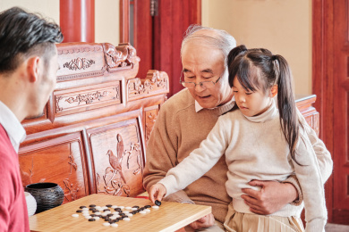 小女孩陪爸爸和爷爷下围棋