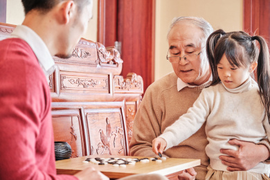 小女孩陪爸爸和爷爷下围棋