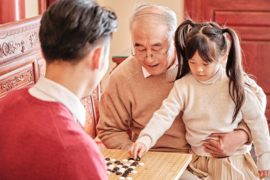 小女孩陪爸爸和爷爷下围棋