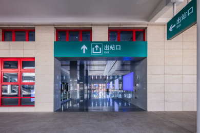 中国云南省楚雄市高铁车站室内候车大厅环境