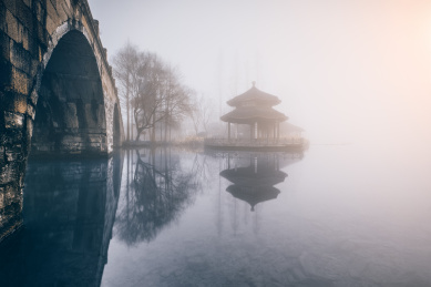 冬日晨雾笼罩中的杭州西湖