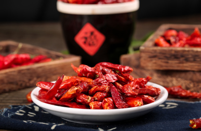 深布底上放着一堆干朝天椒