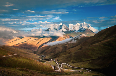 中国西藏山南市洛扎县G219库拉岗日雪山