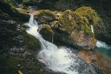 山间清澈的泉水