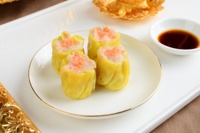 放在桌子上的烧卖