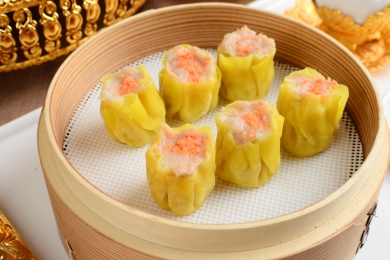 放在桌子上的烧卖