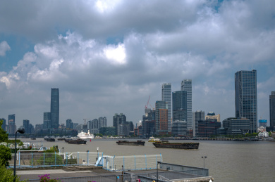中国上海黄浦江畔的建筑及江景