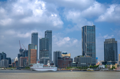 中国上海北外滩黄浦江畔现在建筑群及白色游轮