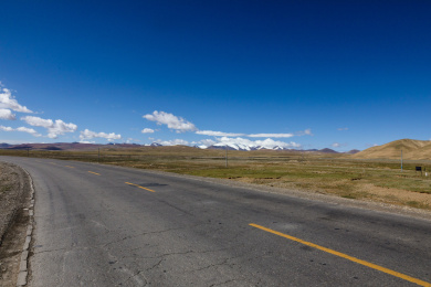 中国青藏公路唐古拉山脉风光