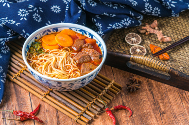 一碗中国美食红烧牛肉面