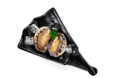 白底上盘子里放着鲜冻鲍鱼