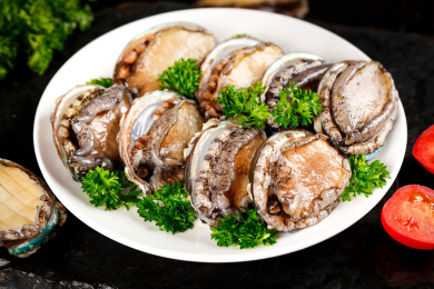 黑底上放着一盘九孔鲍鱼