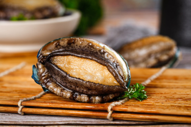 竹底上放着一个青岛鲍鱼