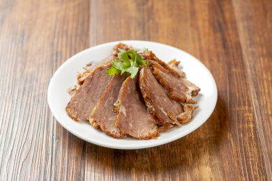 一盘酱肉酱羊肉摆放在木桌面上