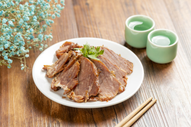 一盘酱肉酱羊肉摆放在木桌面上