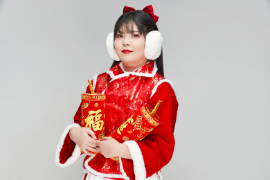 怀抱喜庆爆竹身穿汉服的可爱亚洲少女