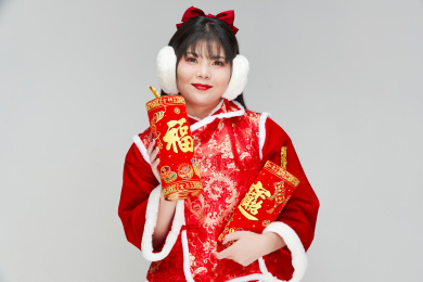 怀抱喜庆爆竹身穿汉服的可爱亚洲少女