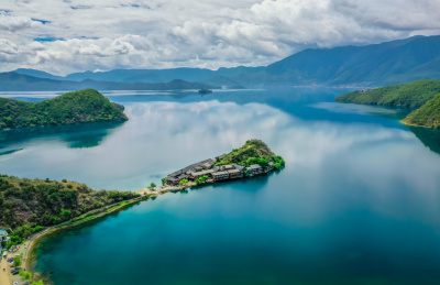 中国云南丽江泸沽湖里格半岛的美景自然风光