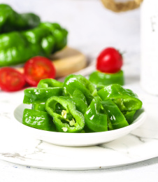 白石底上放着一碟切块的农家土辣椒