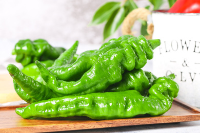 木板上放着一堆新鲜螺丝辣椒