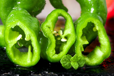 黑石板上放着农家土辣椒