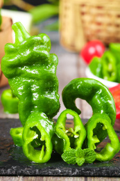 黑石板上放着农家土辣椒