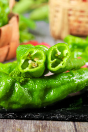 黑石板上放着农家土辣椒