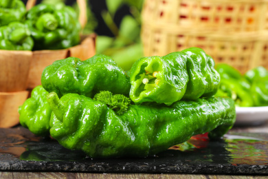 黑石板上放着农家土辣椒