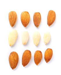 白底上摆放着整齐的巴旦木仁