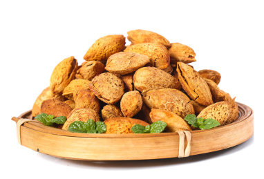 白底上放着一蓝薄壳巴旦木