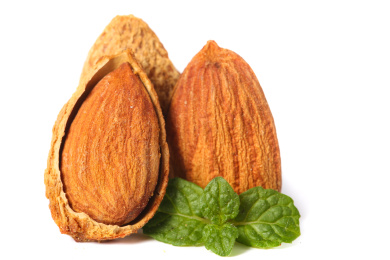 白底上放着薄壳巴旦木和剥开半边壳巴旦木