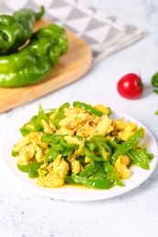 白底上放着一盘青辣椒炒土鸡蛋