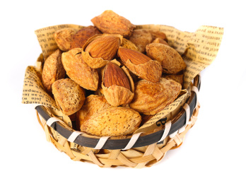 白底上放着一蓝薄壳巴旦木