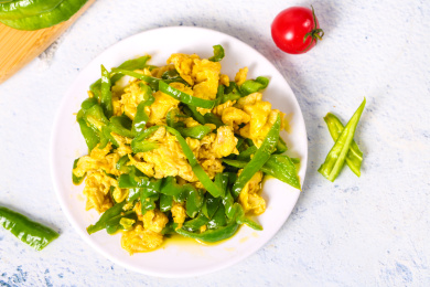 白底上放着一盘青辣椒炒土鸡蛋