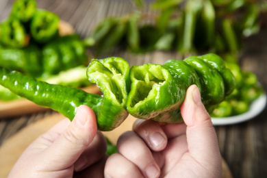 手上拿着两个半节土辣椒