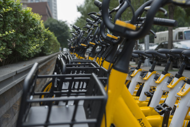 城市街道边停放的共享单车局部特写