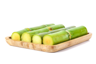 白底上放着一木盘陶山青皮果蔗