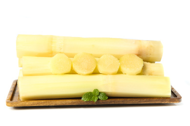 白底上放着一盘削皮的陶山果蔗