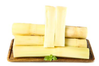 白底上放着一盘削皮的陶山果蔗