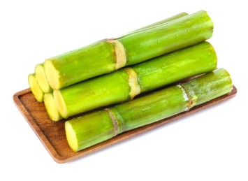 白底上放着一木盘陶山青皮果蔗