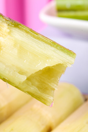 一节剥开半边皮的陶山果蔗特写