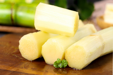 深底上放着削皮的甘蔗