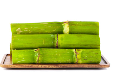 白底上放着一木盘陶山青皮果蔗