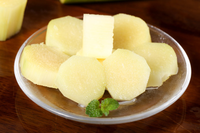 深底上放着一盘切块的脆甜甘蔗